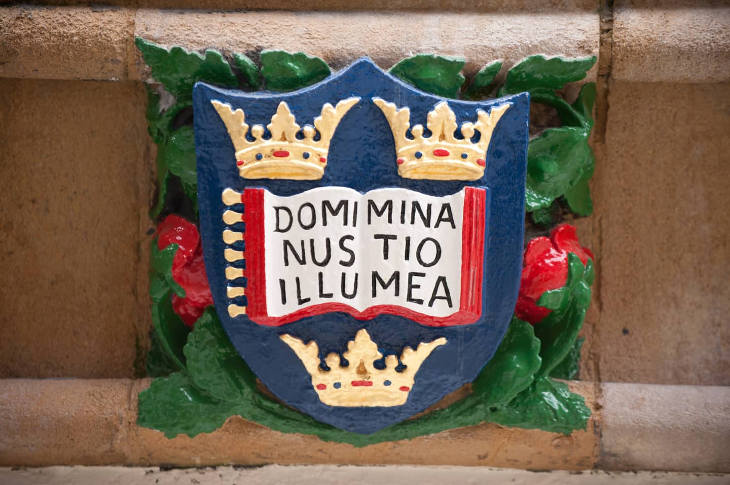 Crest with three crowns and the Latin 'Domimina nus tio illumea' painted onto a wall